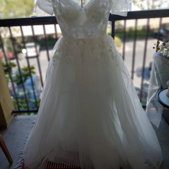 Elegant White, Tulle and Organza Wedding Gown - Picture 2 of 11